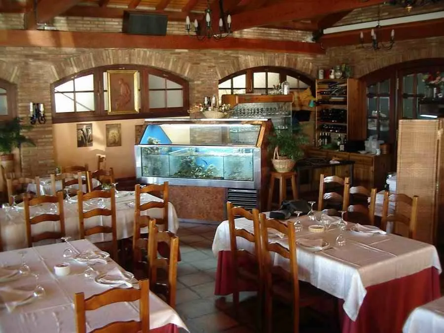 Vivero expositor integrado entre las mesas de un comedor
