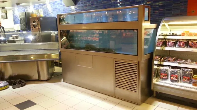 Vivero expositor junto a un mostrador de pescado
