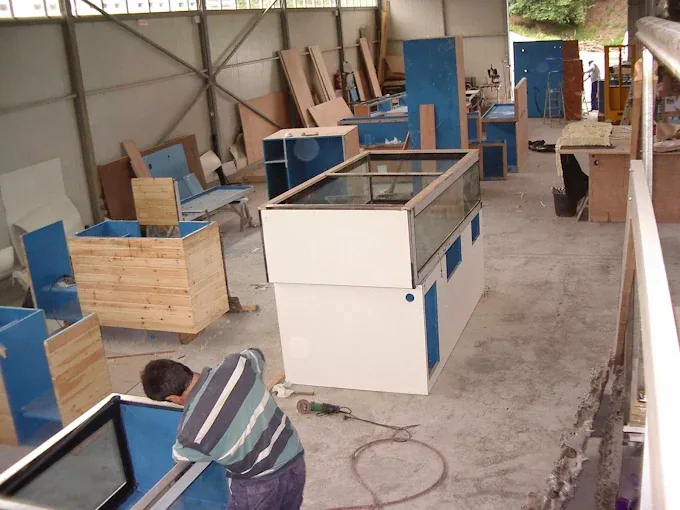 Viveros en distintas fases de montaje dentro de un taller