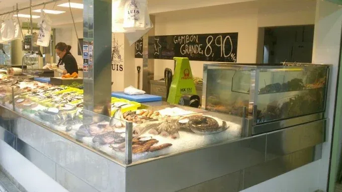 Mostrador en esquina con pescado expuesto y un vivero situado en un extremo