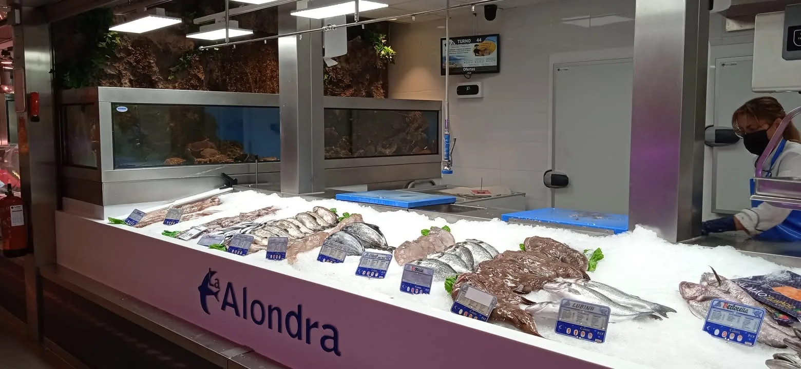 Mostrador de pescado con viveros de cristal en la parte posterior