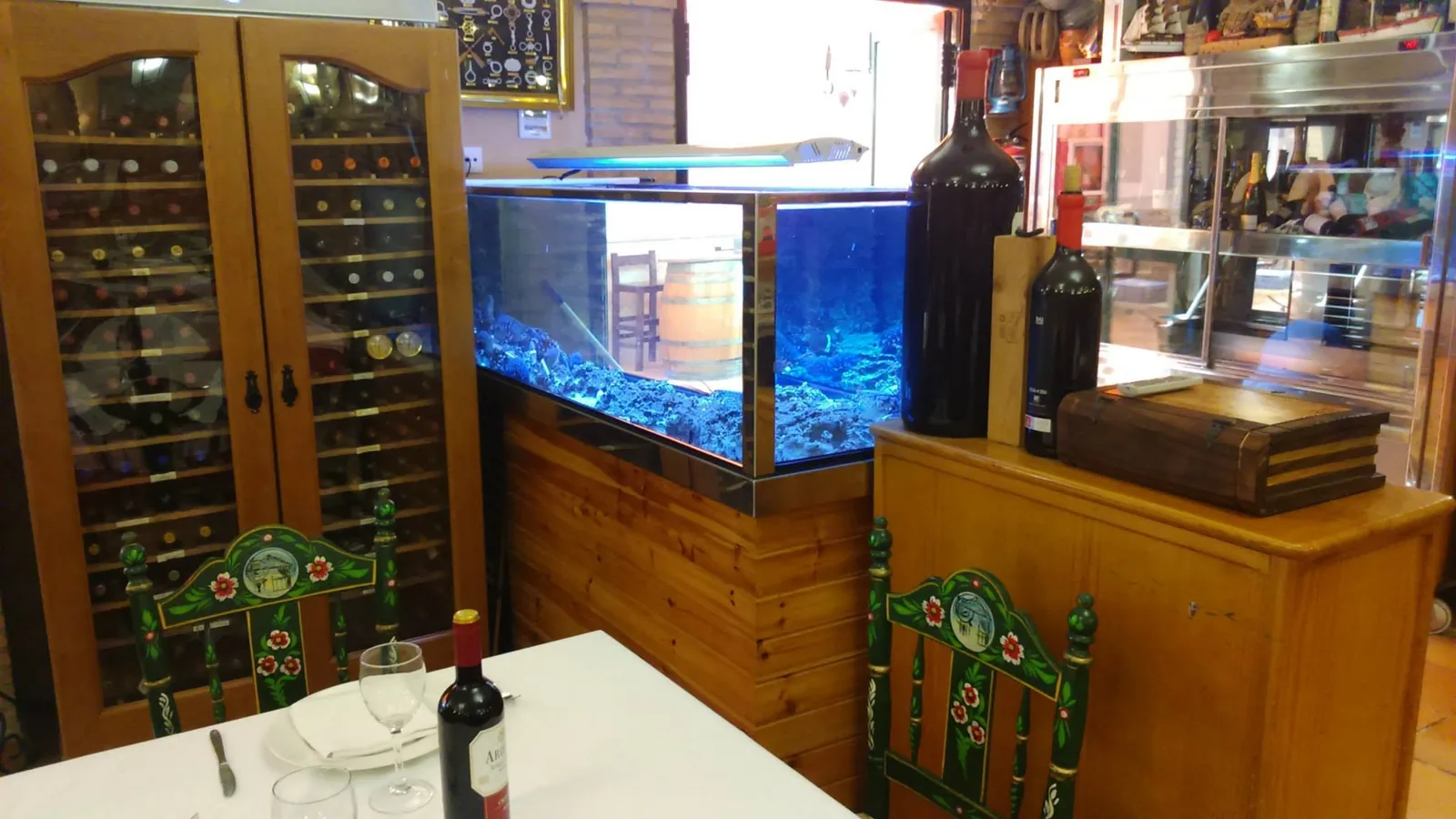 Vivero de cristal junto a la barra de un restaurante