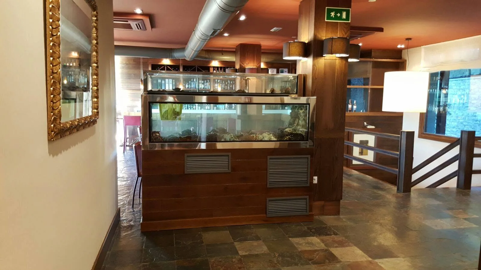 Vivero expositor con base de madera integrado en el interior de un restaurante
